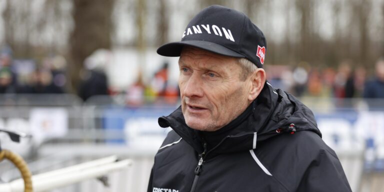 Adrie van der Poel finder grøn sweater 'ikke en mulighed' for Mathieu: “bliver let talt om”