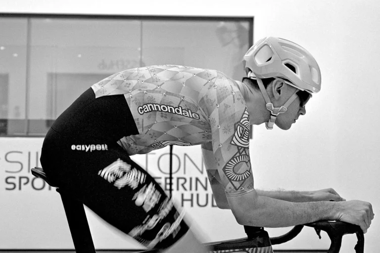 Nye Rapha Pro Team Roadsuit lover EF Pro Bevist Aero Gevinst i en road race skinsuit