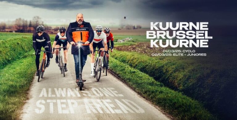 'Legend' Rik Bossuyt, stewarden med scooteren, viser frem på Kuurne-Brussels-Kuurne plakaten