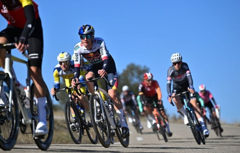 Crash udløes af en bil, der kører på kursen på Étoile de Bessèges, tvinger Maxim Van Gils til at opgive