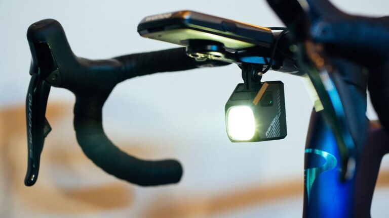 MagicShine Evo 1700SD Review: Hvad hvis du kunne kontrollere dine cykellys med dine DI2 -skiftere?