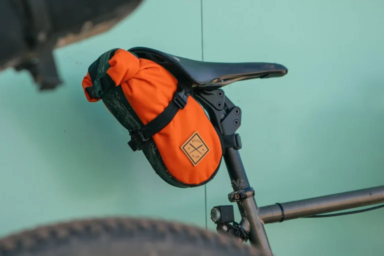 Restrap redesigns kompakt 4.5L Saddle Pack, tilføjer mindre 2,5L -taske til kortere eventyr