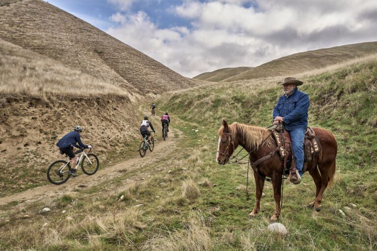 Cowboy Bar en del af unik sti ved Rock Cobbler 12.0 for sejre af Lance Haidet, Ruth Holcomb – Gallery