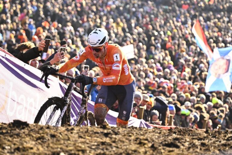 Cyclo-Cross verdensmesterskaber: Mathieu van der Poel dominerer for at sikre syvende elitemænds titel