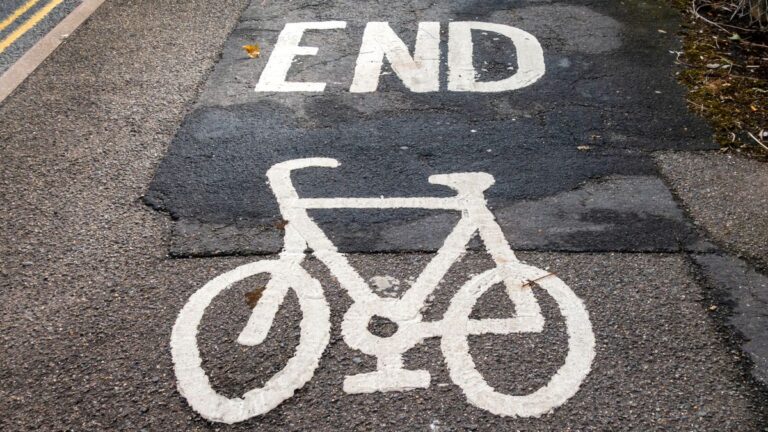 'Cyklusbaner, der ikke slutter sig til, får bare alle til at se lidt dumme ud': Hvorfor slutter så mange cykelstier bare?