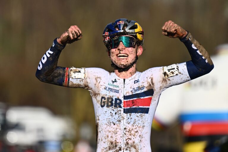 Cyclo-Cross verdensmesterskaber: Zoe Bäckstedt lever op til faktureringen og forsvarer kvinders U23-titel