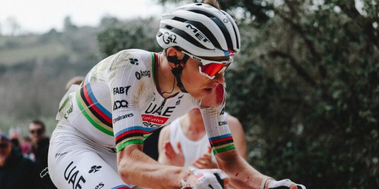 Faldende Tadej Pogacar i Strade Bianche Baart Michel Wuyts Care Mod Milan-San Remo