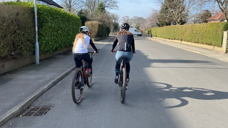 Cykling med min 10-årige datter fylder mig med skyld og gør os både til et mål for misbrug-det er ikke sådan, det skal være