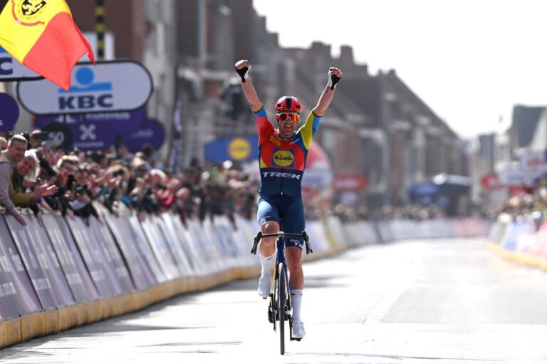 “Det er vanvittigt”: Mads Pedersen tager historisk sejr på Gent-Wevelgem