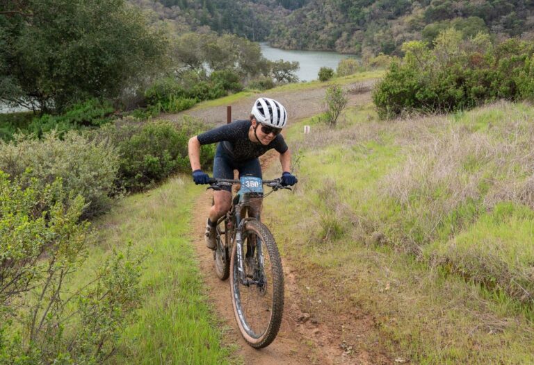 Anna Yamauchi topper Katerina Nash i 'Slide It to Ride It' Slippery Edition of Lake Sonoma MTB