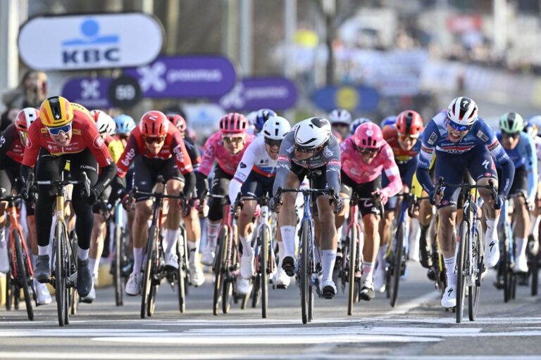 Omloop Het Nieuwsblad: Søren Wærenskjold overrasker sejren i spændende flok sprint finish