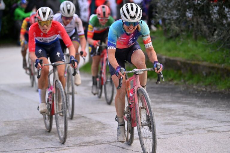 'Jeg elsker de stejle grusveje' – Kasia NiewiaDoma går sammen med Cecilie Uttrup Ludwig på Strade Bianche