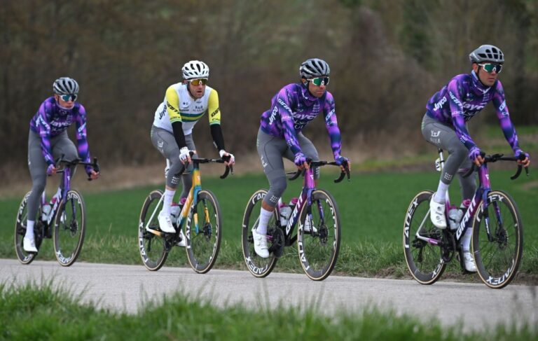 Paris-Nice Stage 2-styrt forlader Luke Durbridge, Florian Sénéchal og Gorka Sorarrain med brudte krave-knogler