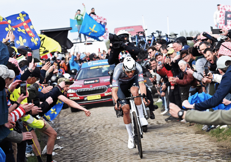 'Hvordan kunne jeg være så dum?' -angerende tilskuer, der kastede Bidon mod Mathieu van der Poel undskylder efter Paris-Roubaix-hændelsen