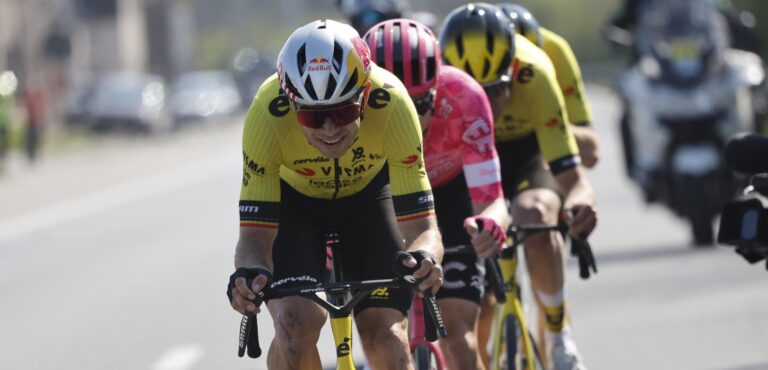 Aviser ser 'enorm offer' og 'debacle' for Wout Van Aert i dwars gennem Flandern