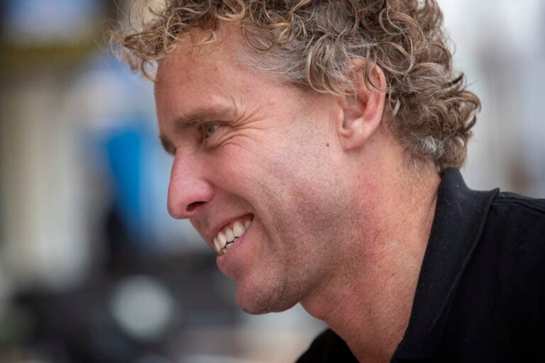 Michael Boogerd debuterer som reporter på motorcyklen på Amstel Gold Race