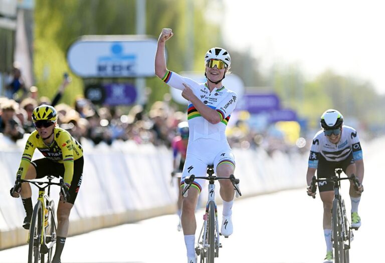 Tour of Flanders Kvinder: Lotte Kopecky gør historie med rekord tredje sejr