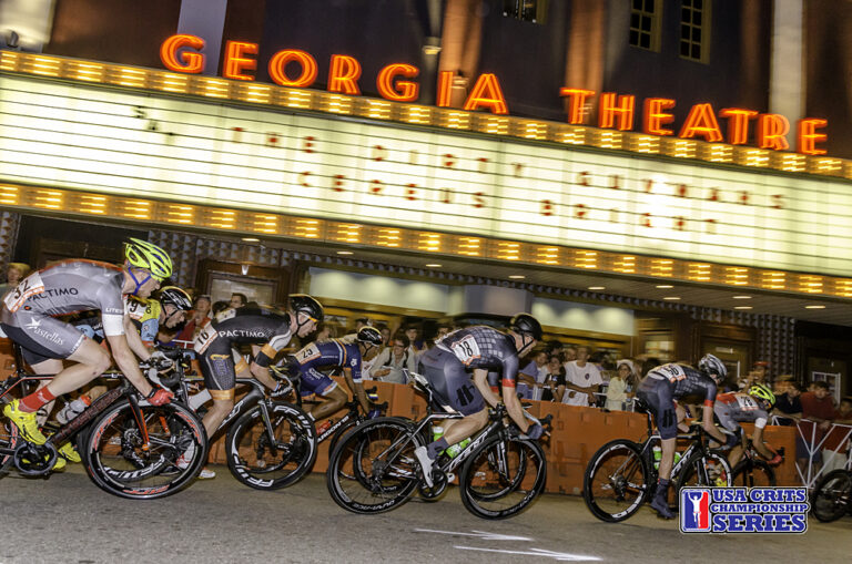 'Større end et cykelløb' – Kæmpe skarer, festatmosfære og hård konkurrence cements legendarisk status for Athen Twilight Criterium i 45. år