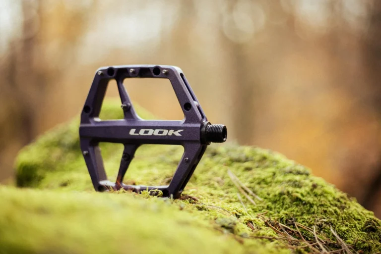 Se opdateringer Trail Roc Flat Pedals med nyt krop og pin -layout
