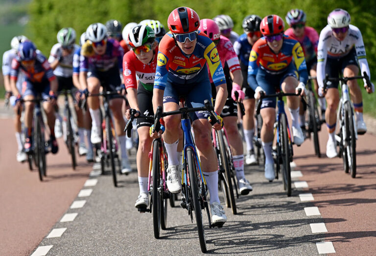 Favoritter går glip af, da udbryderen kæmper for sejr i kvinders Amstel Gold Race