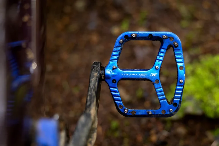 OneUp pedaler bliver bølget med hybrid konkave + konveks form