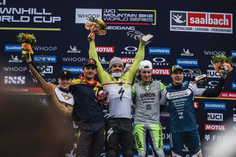 Downhill World Cup 2025: DH Professionals protest mod 3-personers podium