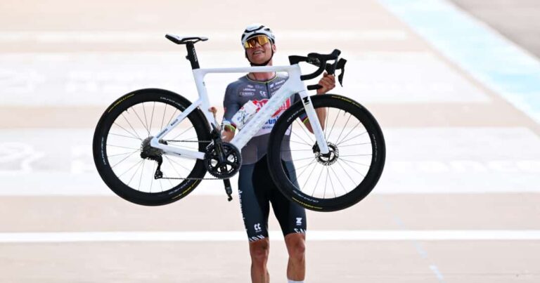Paris-Roubaix 2025: Hatt Trick! Van der Poel fejrer solo -sejr