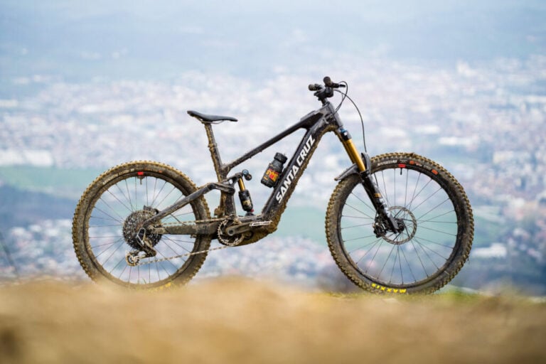 Santa Cruz Bullit 2025 i den første test: den nye e-downhiller fra Californien!