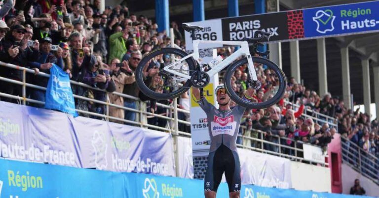 122. Klassisk Paris-Roubaix-efter faldet af Pogacar: Triple for Van der Poel