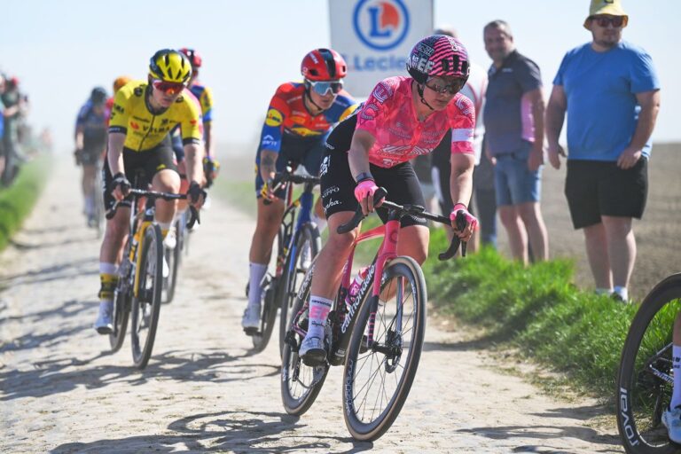 'Det handler om at være hård, og hvem vil have det mest'-EF Education-Oatly og Borghesi Clinch Paris-Roubaix Femmes Podium