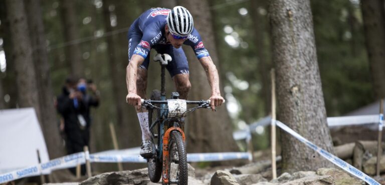 Et bedrag: Mathieu van der Poel giver op efter to fald i verdensmesterskabet Nove Mesto
