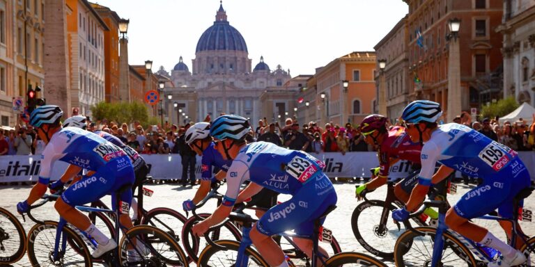 Giro 2025: Pave Leo XIV Hilsen ryttere i sidste fase