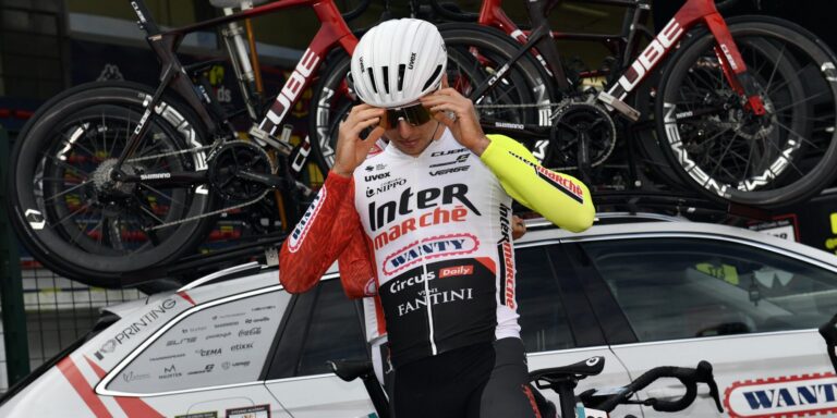 Giro 2025: Francesco Busatto (4.) modtager gult kort til hovedbump fra Romain Bardet