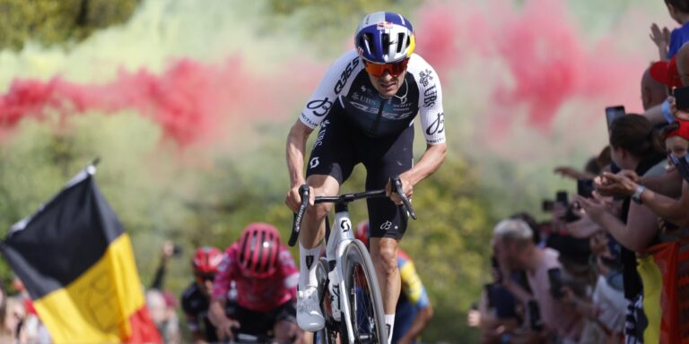 Giro 2025: Q36.5 går til scenesejre med Tom Pidcock og anden spydspids, Milan Vader får også muligheder