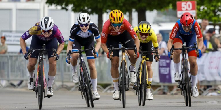 Marta Lach giver SD Worx-Protime Victory i Festival Elsy Jacobs, Eva van Agt lige ved siden af scenen