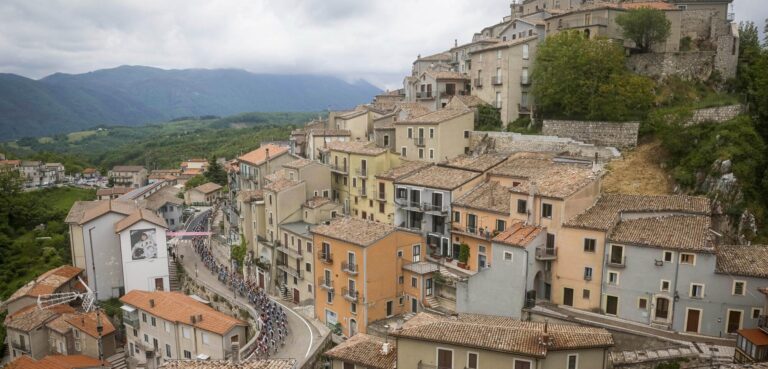 Giro 2025: Endnu mere skue i grusride? Regn forventer i ride ni til Siena