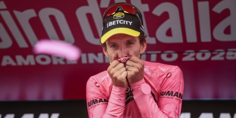 Giro 2025: Simon Yates forsikrer sig om den sidste sejr efter vanvittig bergrit om Colle Delle Finestre