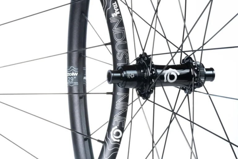 Industri Nine's Solix Trail S Aluminium Wheelset kører J-Bend-eger til at afbalancere ydeevne og pris