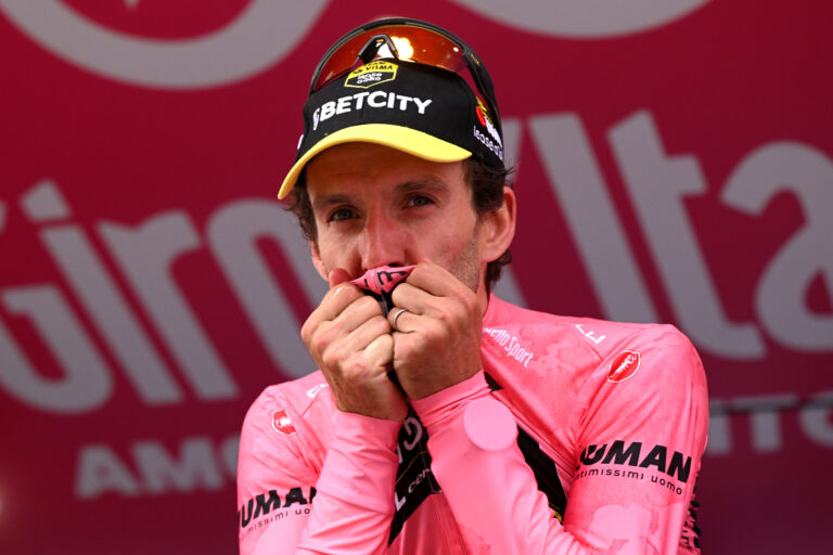 'Jeg er ikke en følelsesladet person, men jeg kunne ikke holde tilbage tårerne' – Simon Yates skriver sin indløsningsbuehistorie for at forsegle Giro d'Italia -sejr på Colle Delle Finestre