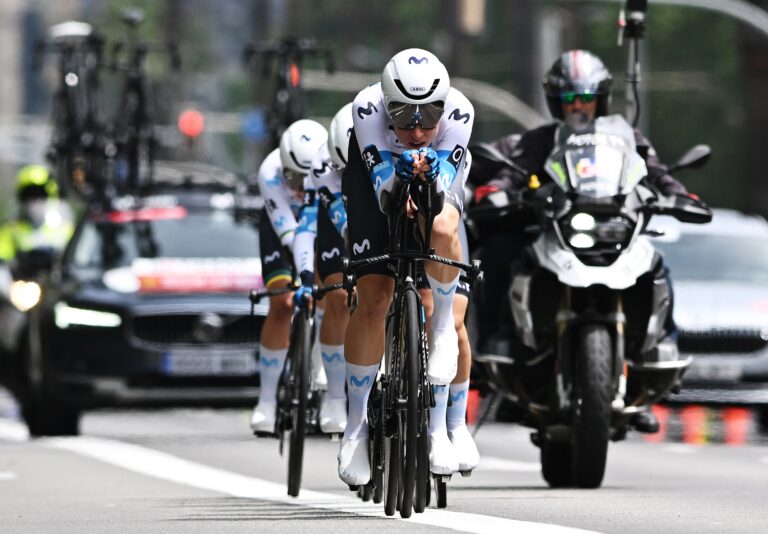 Hele Movistar -team bød efter start -rampekaos på Vuelta Femenina