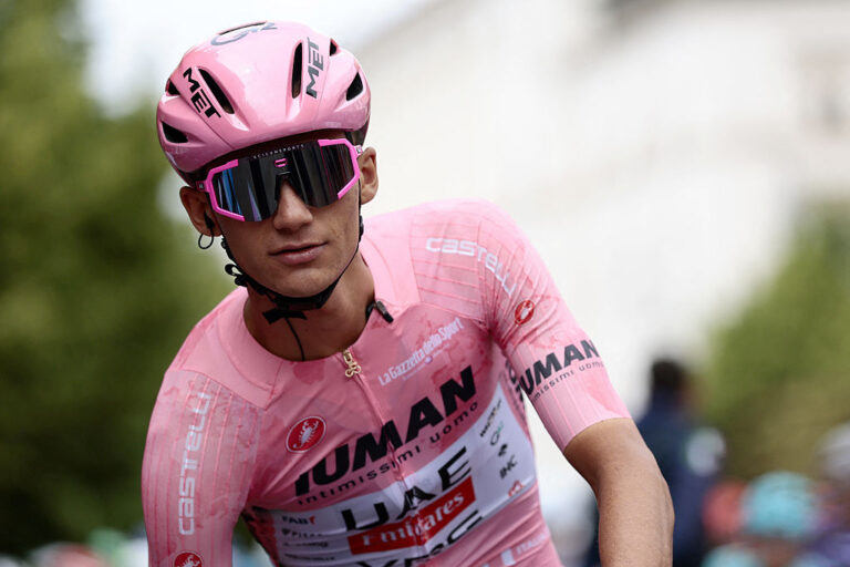 'Jeg er den nye fyr her, så jeg er nødt til at lære hurtigt' – Isaac del Toro vokser i tillid til hver dag i Giro d'Italia Maglia Rosa