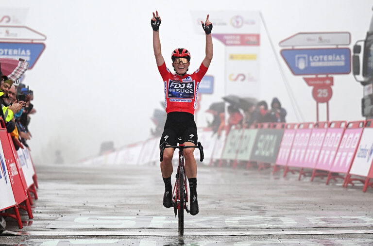 La Vuelta Femenina: Demi Vollering vinder regn-gennemvædet sidste bjergstadium for at sikre den samlede succes