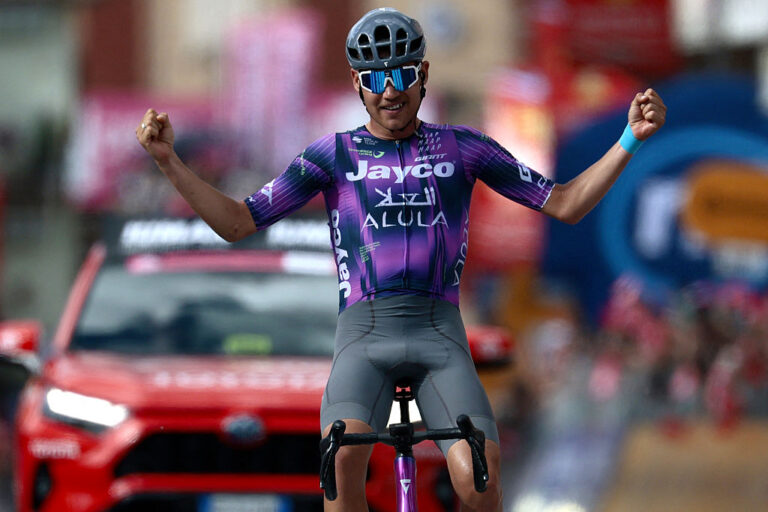 Luke Plapp Solos for at vinde actionfyldt Giro d'Italia fase 8, da Ulissi stjæler lyserød fra Roglič