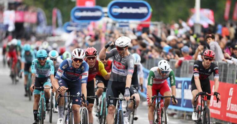 Giro d'Italia 2025 – 6. fase: Grove vinder i regnkaoset til Napoli
