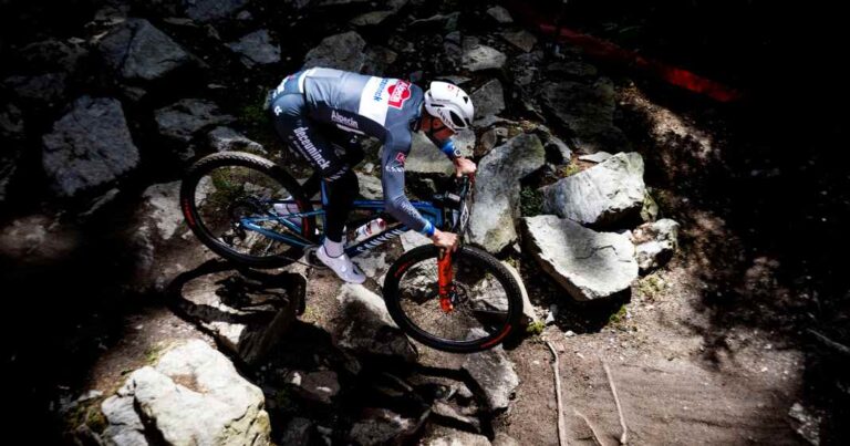 Mathieu van der Poels kaster sig ved Mountainbike comeback i Nove Mesto
