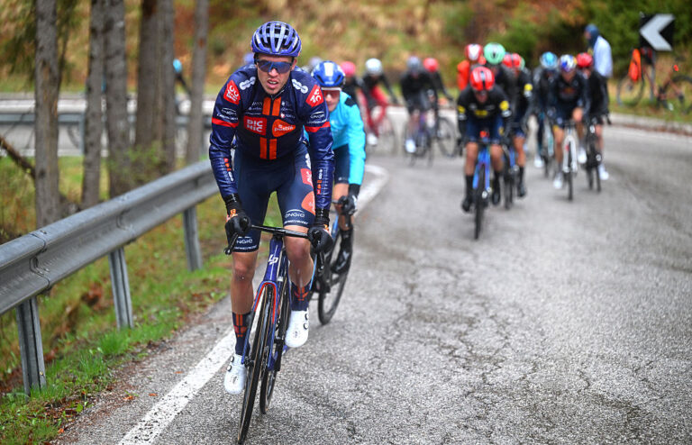 'Vi kunne ikke sprint, som vi ville' – Brit Max Poole undgår snævert styrt ved Giro d'Italia efter solid start på GC