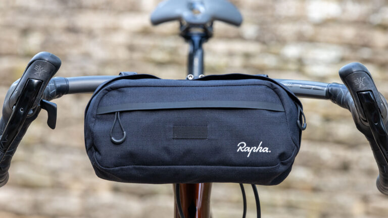 Rapha Explore Bar Bag Review: En fremragende taske til rejser, hvad enten det er på baren eller på skulderen