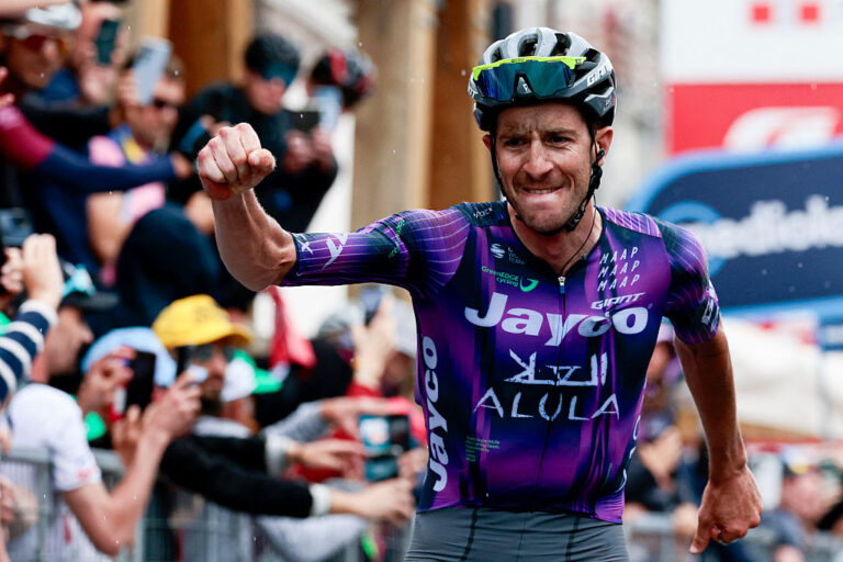 Chris Harper kæmper tilbage fra sygdom og giver afkald på GC -bud på at vinde på Giro d'Italias overskrift