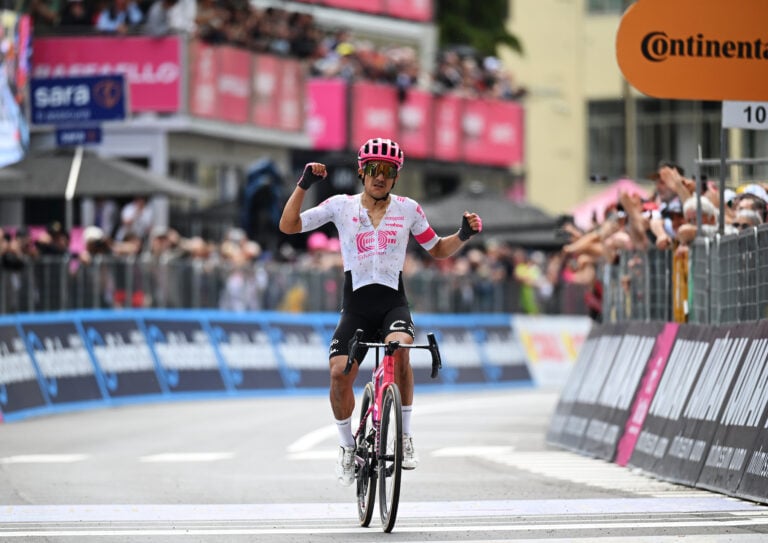 Richard Carapaz stiger til solo -sejr på fase 11 i Giro d'Italia