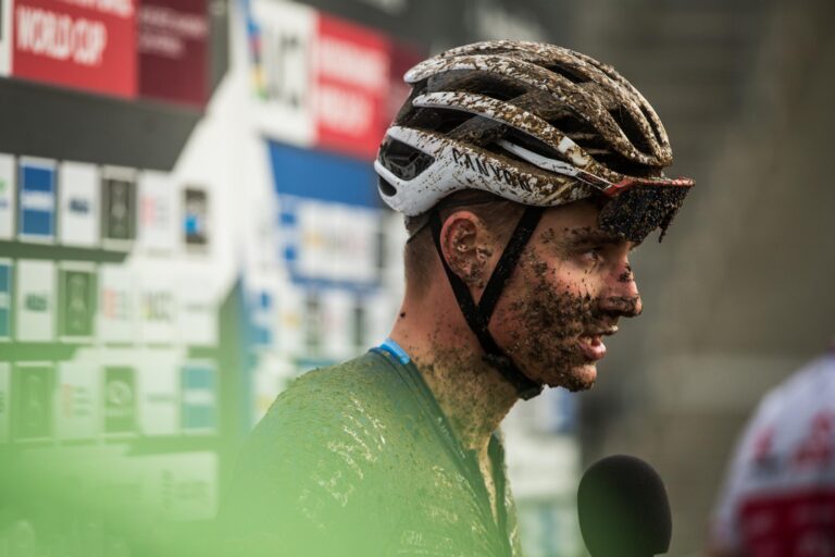 Doppelter Crash i Nové Město: Mathieu van der Poel Mit Kownbeinfractur